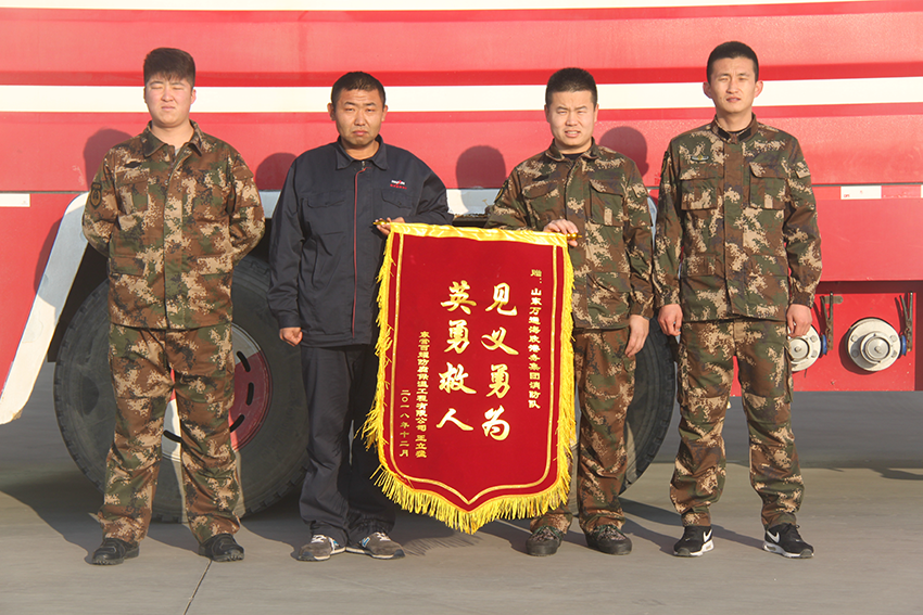 优发国际港务集团消防员工——路遇车祸伸援手 见义勇为树榜样